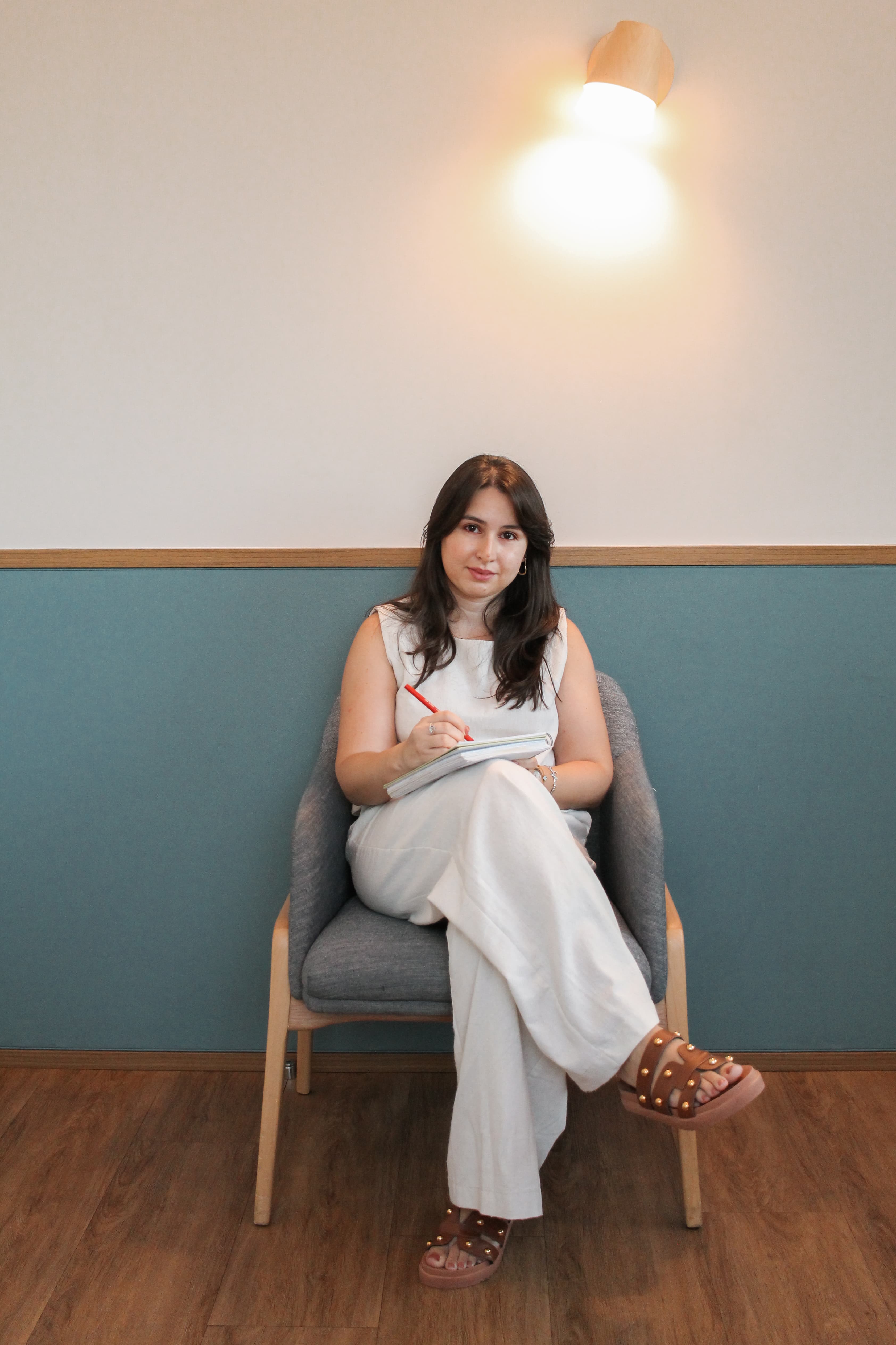 Psicóloga Ester Amaral em ambiente de trabalho acolhedor